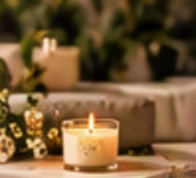 Vela Lumiar sobre a mesa